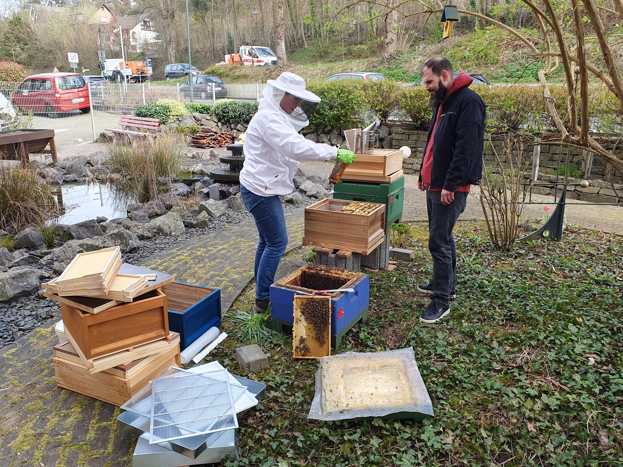 Aufbau und Chaos am Bienenstand