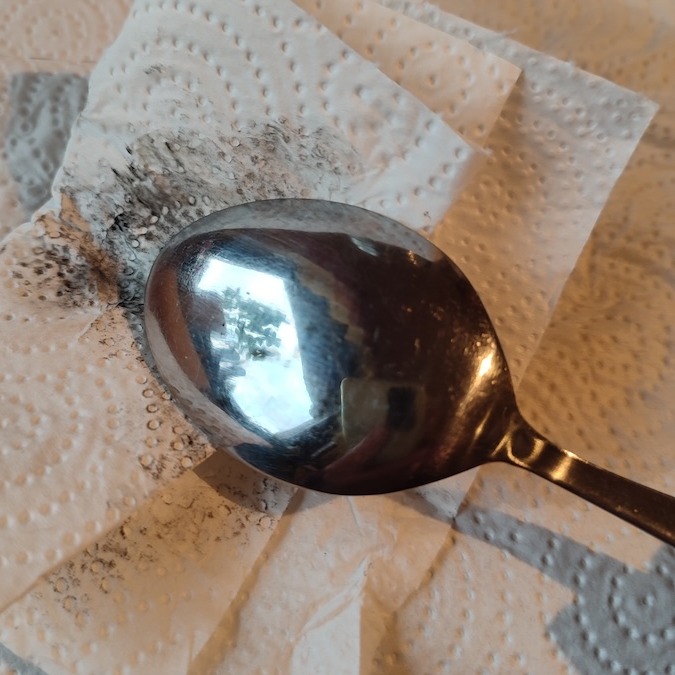 Löffel Ruß abwischen